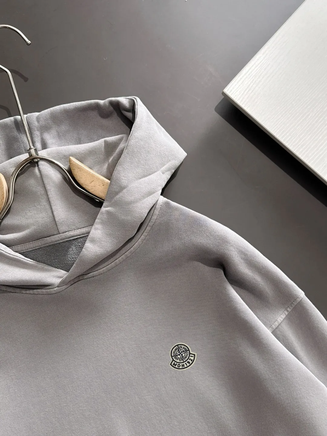 Next day shipping P720 Stone lsland/stone island high quality 2025 autumn and winter new casual heavy industry suit exclusively developed by yb! High quality production! The top version of the trading company channel order, external orders for imported custom fabrics, high breathability and comfort, impeccable details, absolutely worth buying! This type of suit is also a must-have for lazy people. You don’t have to think about how to match it, you can just get it in one set! Brand element design concept, delicate and soft feel! It presents a casual cut and the upper body shape is great! On sale simultaneously on the official website! From a high-end men's positioning brand, the low-key luxury taste is irresistible! Exquisite workmanship and impeccable quality! The overall style is simple, fashionable and timeless, fully meeting the requirements of stylish and tasteful dressing! Sizes: S to XXL (or state your height and weight when placing an order)